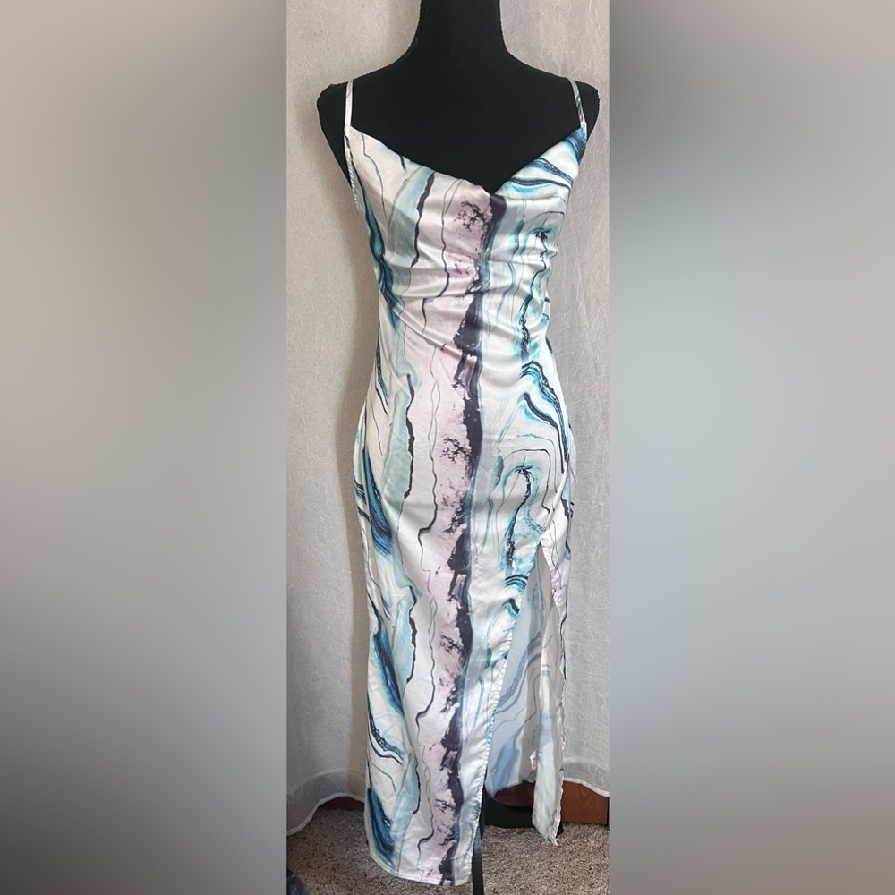 PrettyLittleThing Blue and White Swirl Midi Dress
